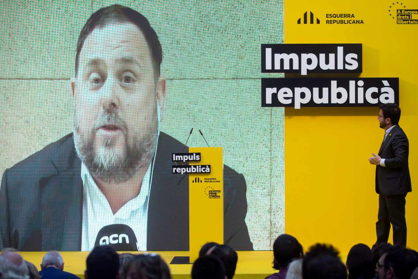 El vicepresidente del Govern, Pere Aragonès, alcaldable de Barcelona, mira una intervención en video del ex vicepresident Oriol Junqueras