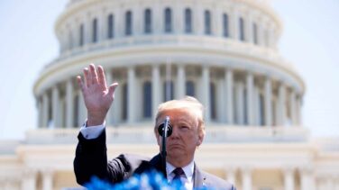 Trump aumenta la tensión con China: veta a Huawei por ser "un riesgo inaceptable"