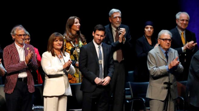 Messi se niega a aplaudir los cánticos independentistas en un acto con Torra