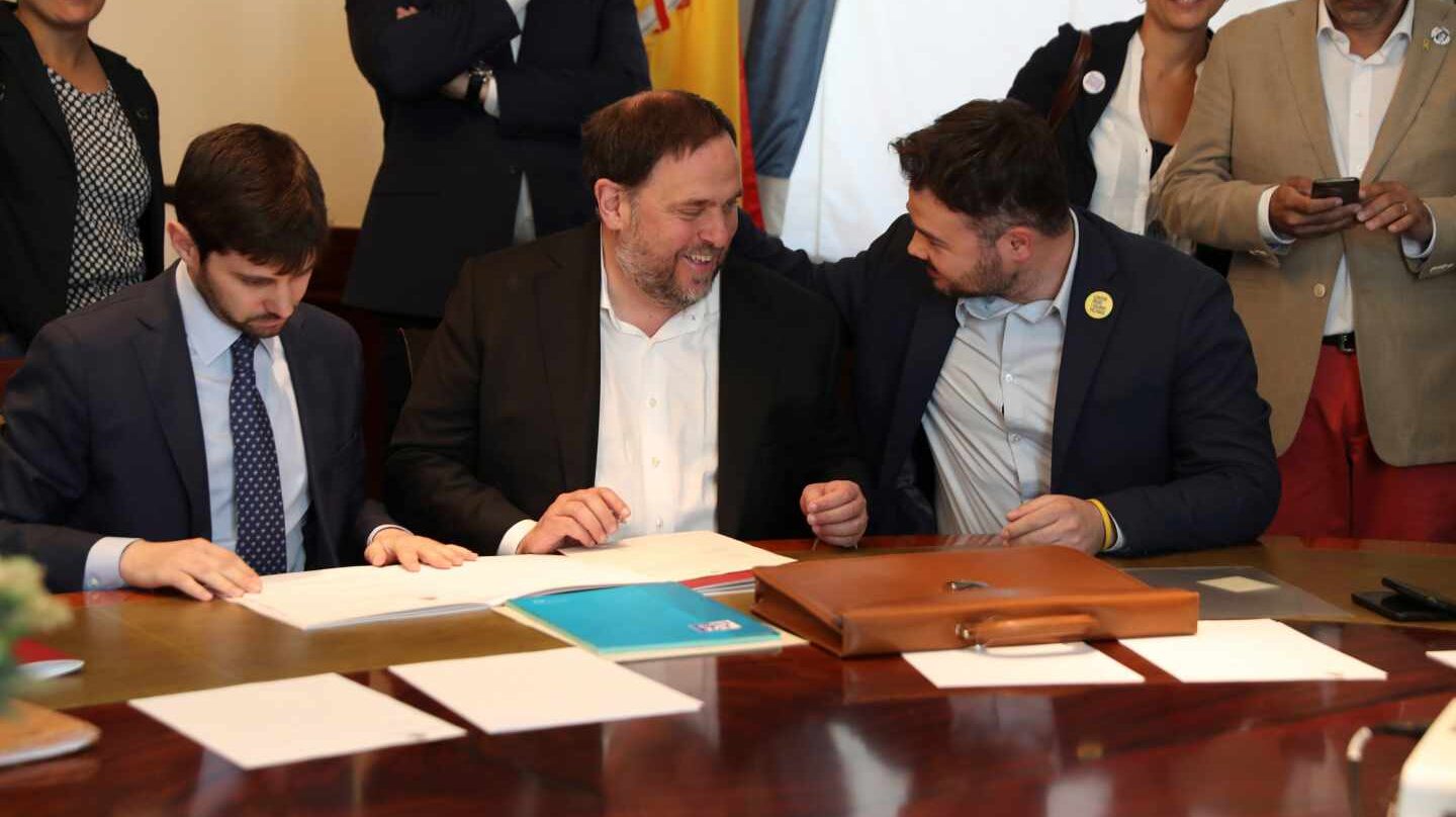 Junqueras habla con Rufián en el Congreso.