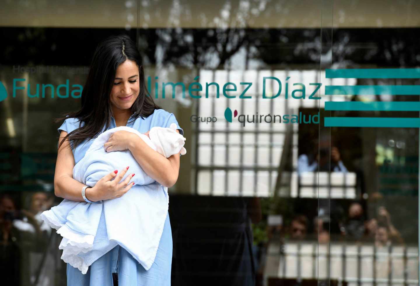 Begoña Villacís sale del hospital con su bebé.