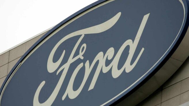 Logotipo de Ford la sede mundial de la compañía Ford en Dearborn en Michigan (Estados Unidos).