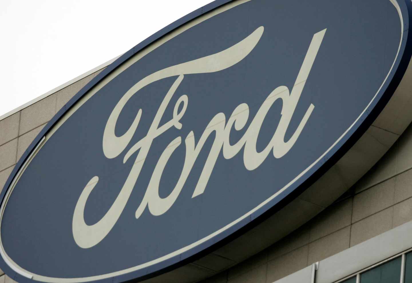 Logotipo de Ford la sede mundial de la compañía Ford en Dearborn en Michigan (Estados Unidos).