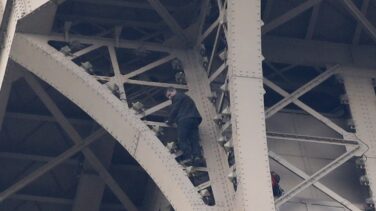 Evacúan y cierran la Torre Eiffel por la presencia de un hombre escalando el monumento