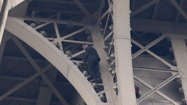 Cierran la Torre Eiffel por la presencia de un hombre escalando el monumento
