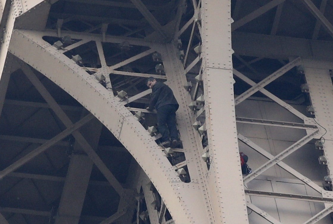 Cierran la Torre Eiffel por la presencia de un hombre escalando el monumento