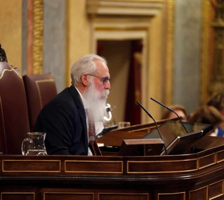 El saludo entre Sánchez y Abascal, 'Valle-Inclán' en la presidencia y presos en los escaños