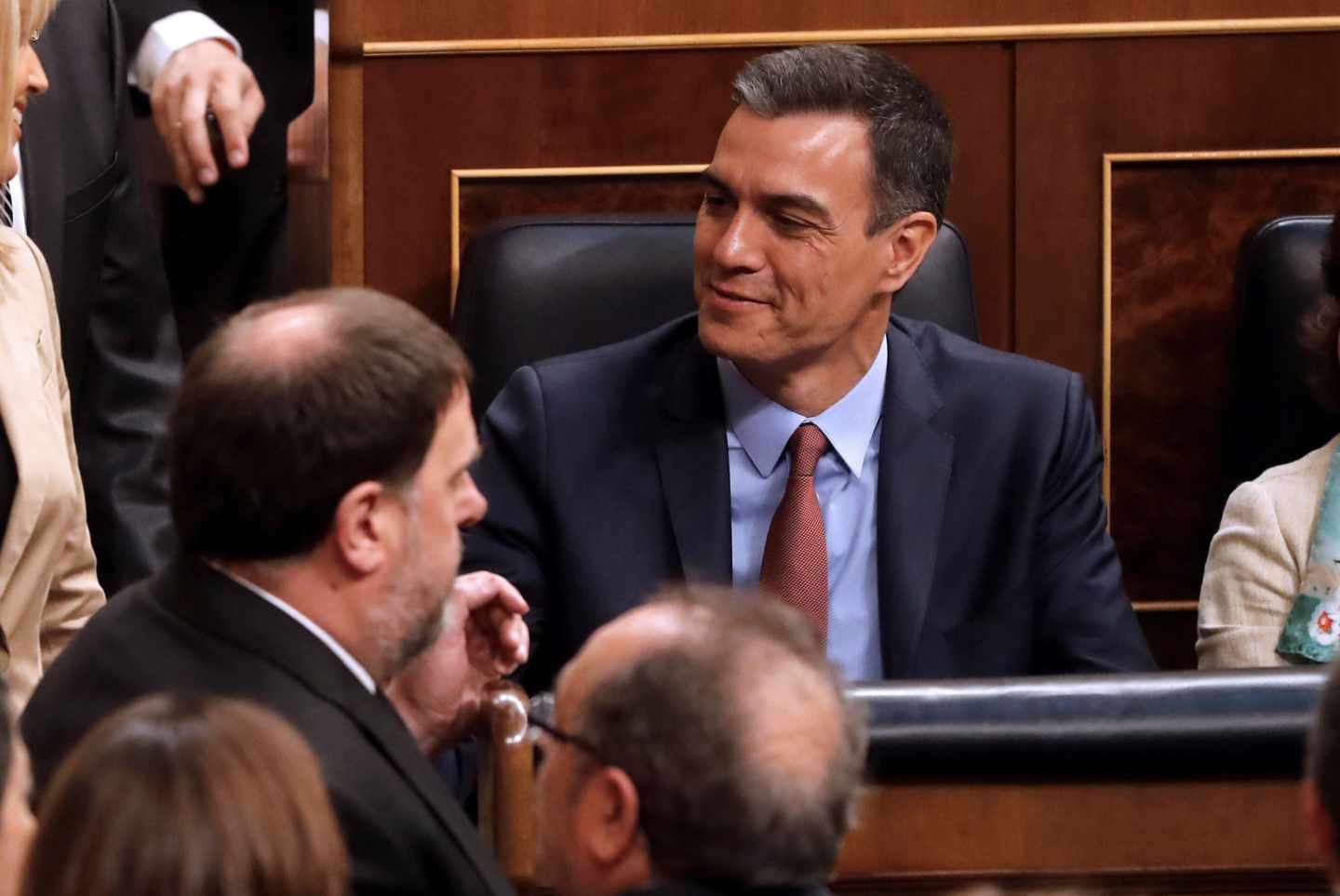 El diputado de ERC, Oriol Junqueras, junto al presidente del Gobierno en funciones, Pedro Sánchez, en el Congreso de los Diputados.