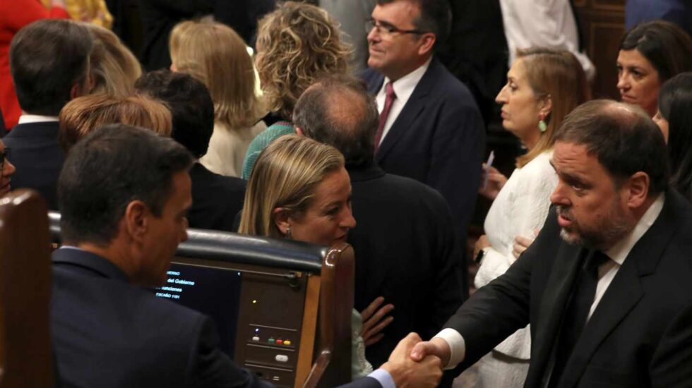 Breve saludo entre Oriol Junqueras y Pedro Sánchez en el Congreso.