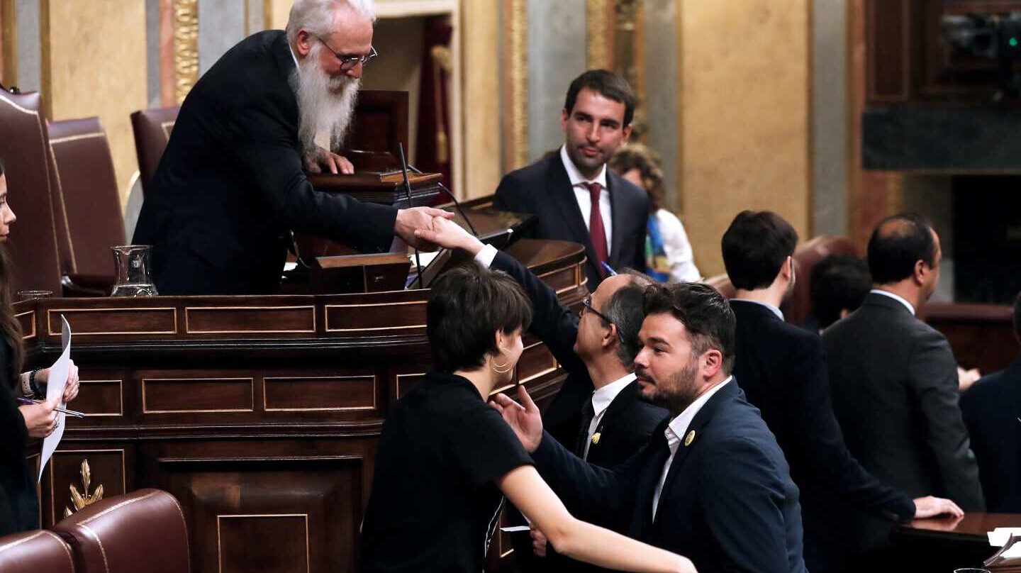 El presidente de la Mesa de Edad, el socialista burgalés Agustín Zamarrón (i), saluda al diputado electo en prisión preventiva Josep Rull