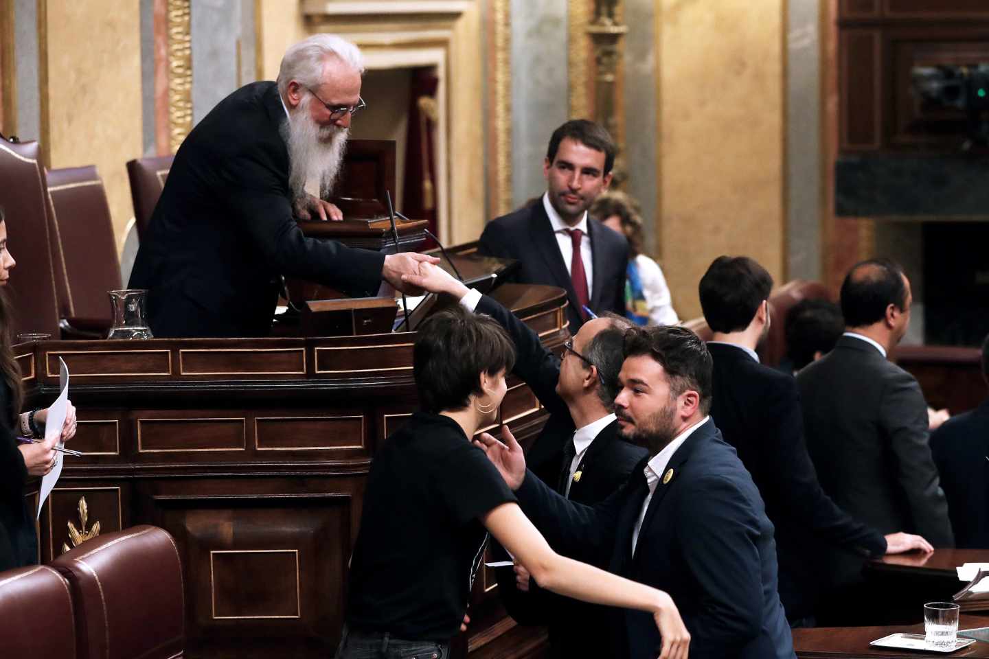 El presidente de la Mesa de Edad, el socialista burgalés Agustín Zamarrón (i), saluda al diputado electo en prisión preventiva Josep Rull