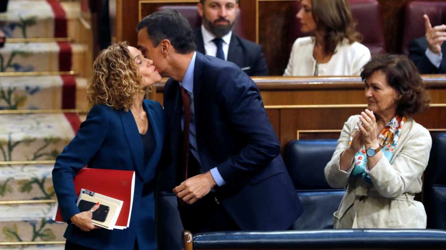 Sánchez felicita a Batet en presencia de Calvo.