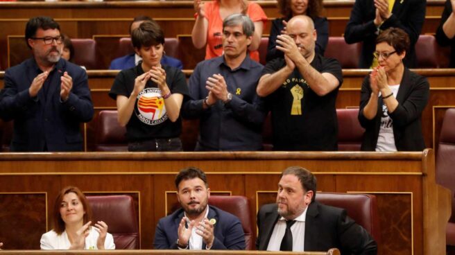 Oriol Junqueras, aplaudido por los diputados de ERC.