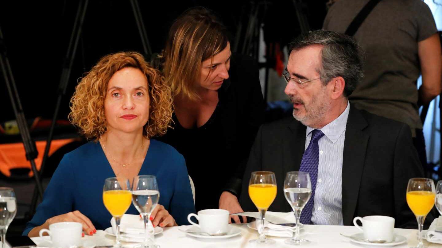 La presidenta del Congreso, Meritxell Batet, y el ex presidente del Senado, Manuel Cruz.