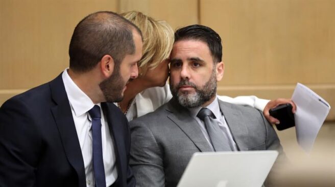 Pablo Ibar recibe un gesto cariñoso durante la vista celebrada hoy en la que ha conocido la sentencia. Pablo Ibar recibe un gesto cariñoso durante la vista celebrada hoy en la que ha conocido la sentencia.