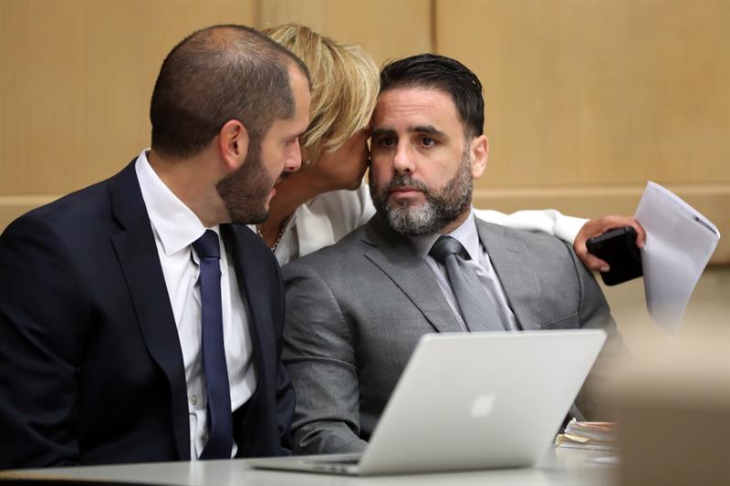 Pablo Ibar recibe un gesto cariñoso durante la vista celebrada hoy en la que ha conocido la sentencia.