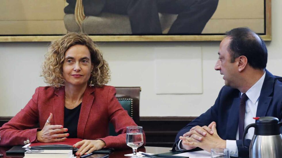 Meritxell Batet y Alfonso Rodríguez Gómez de Celis, en la Mesa del Congreso.