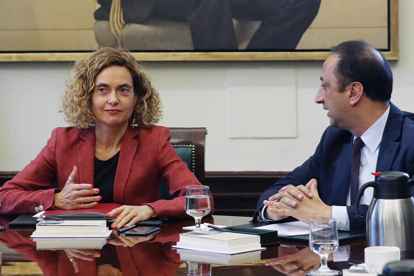 Meritxell Batet y Alfonso Rodríguez Gómez de Celis, en la Mesa del Congreso.