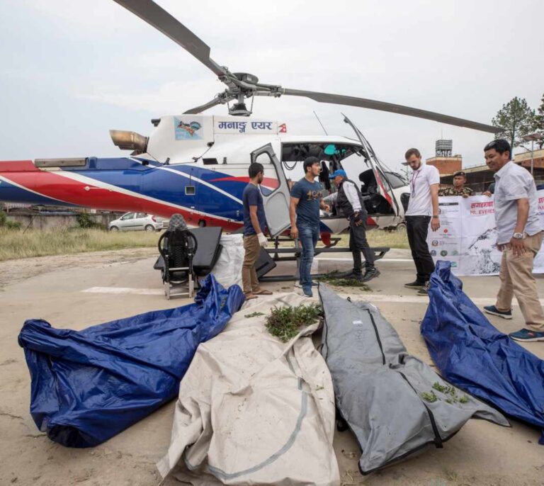 El atasco en el Everest se cobra la vida de cinco alpinistas
