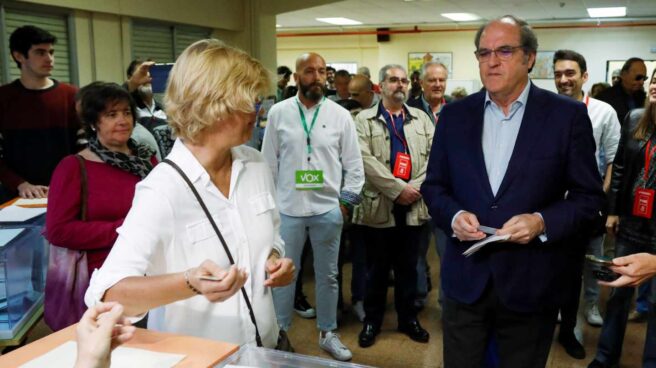 Angel Gabilondo se dispone a votar.