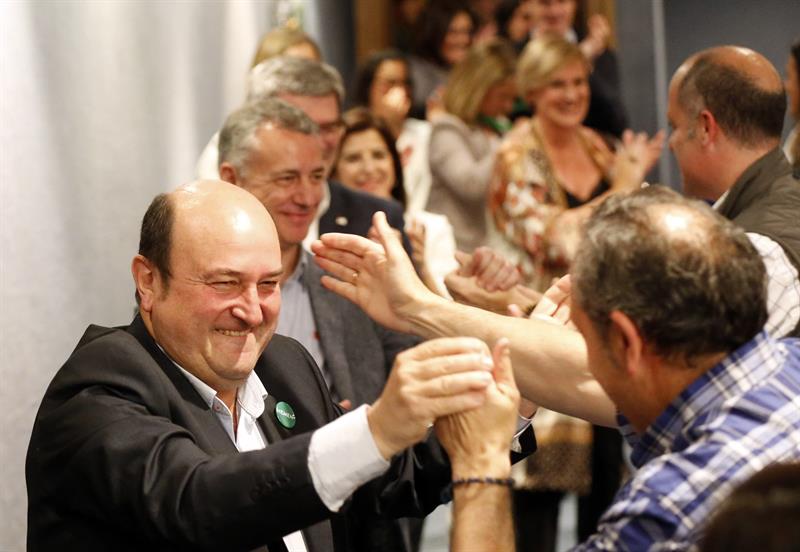 El presidente del PNV, Andoni Ortuzar, recibe la felicitación de sus simpatizantes.