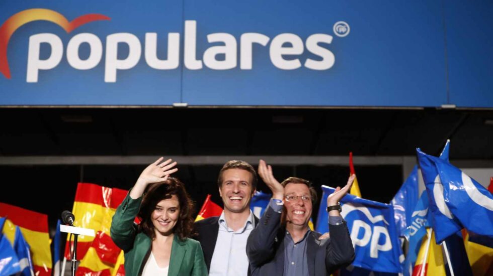 Isabel Díaz Ayuso, Pablo Casado y José Luis Martínez Almeida, en la noche electoral.