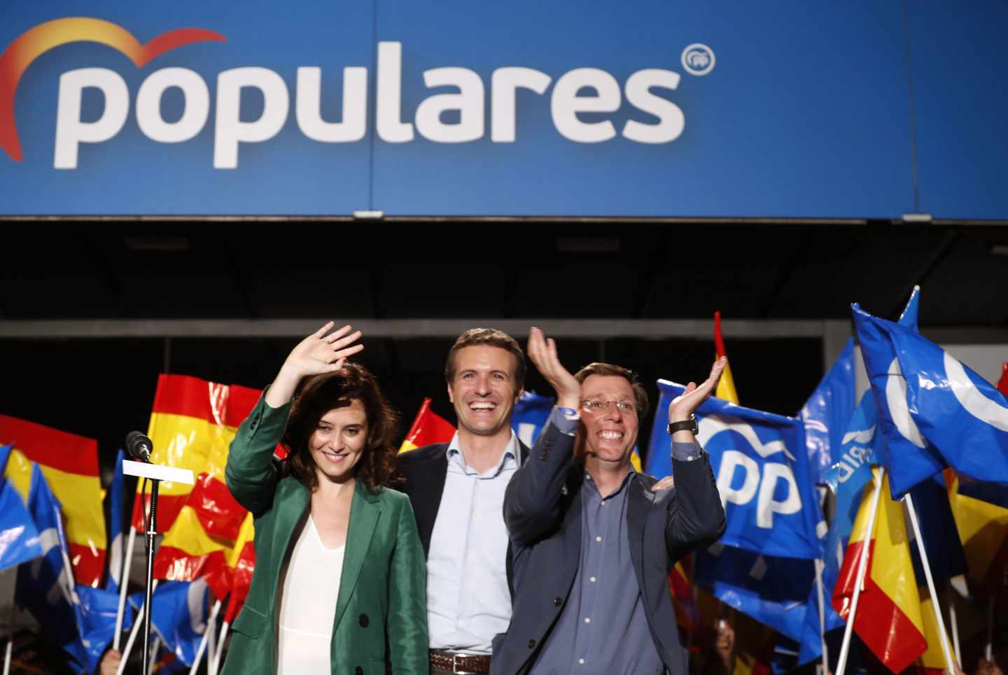 Isabel Díaz Ayuso, Pablo Casado y José Luis Martínez Almeida, en la noche electoral.