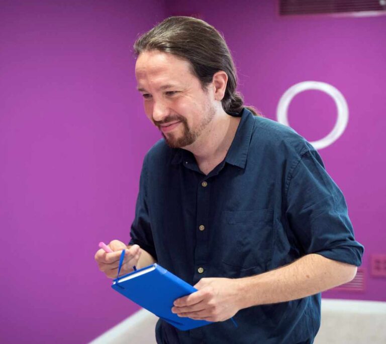 Pablo Iglesias desoye las críticas y gana tiempo para atar su sucesión en Montero
