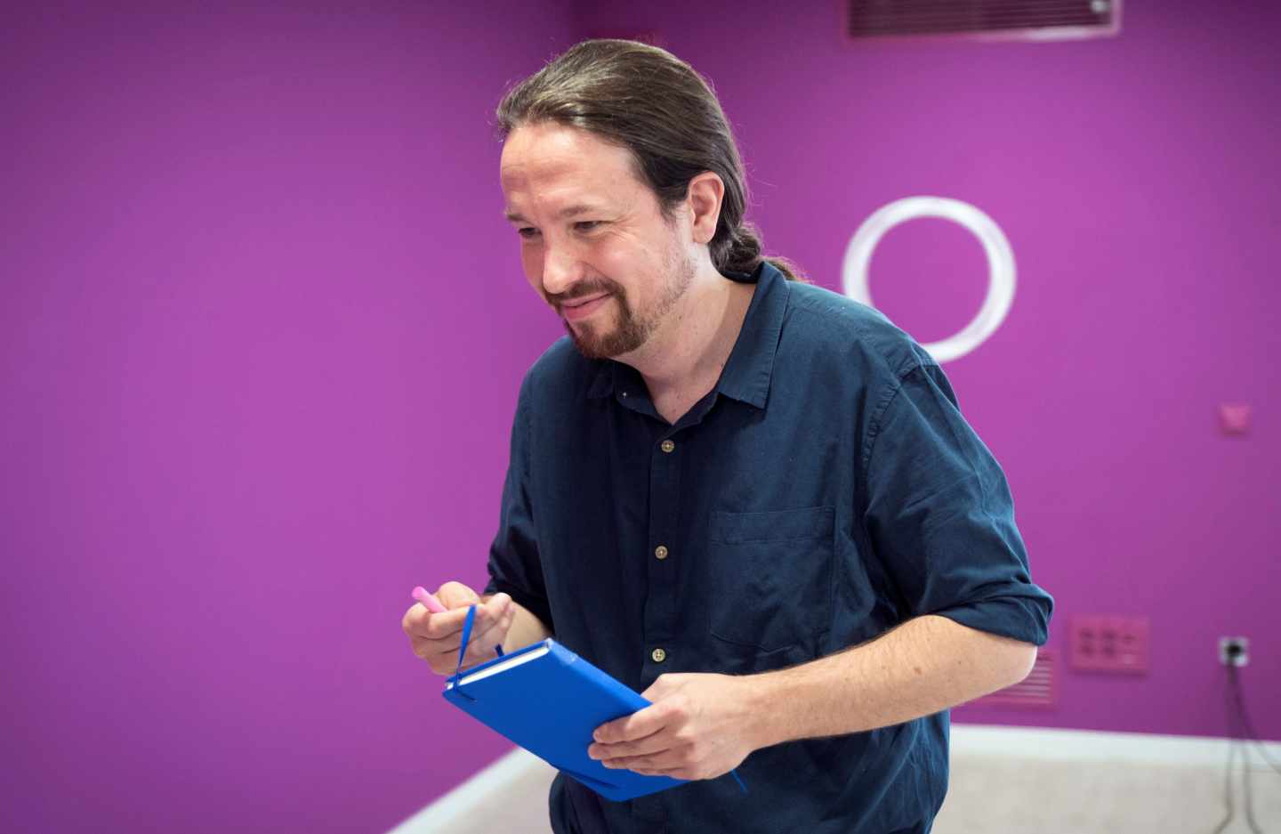 Pablo Iglesias desoye las críticas y gana tiempo para atar su sucesión en Montero