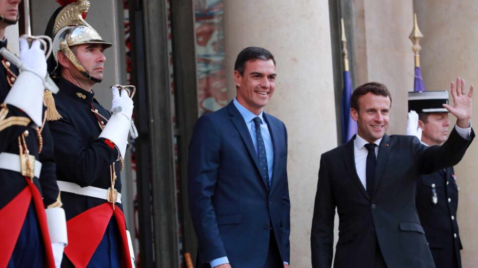 Pedro Sánchez, junto a Emmanuel Macron, en el Palacio del Elíseo.