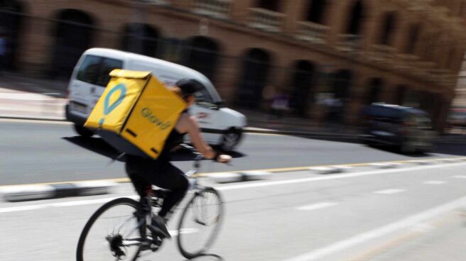 Un repartidor de Glovo en bicicleta. Un repartidor de Glovo en bicicleta.