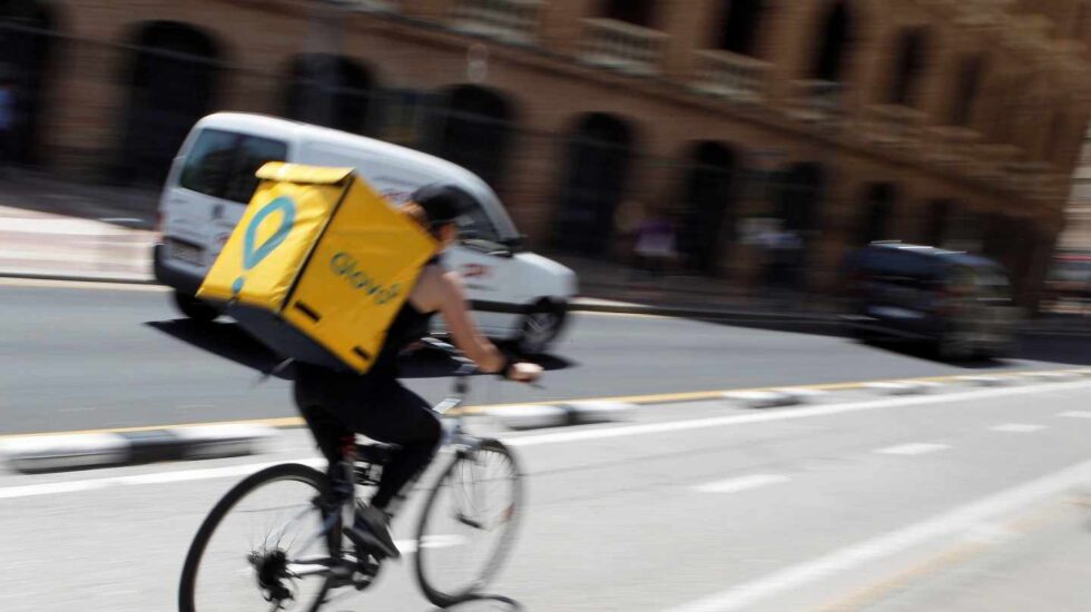 Un repartidor de Glovo en bicicleta.