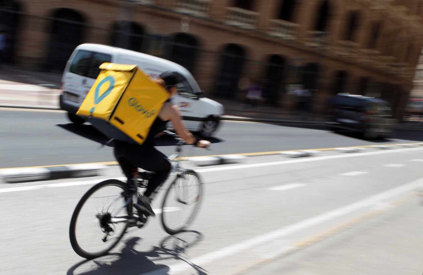 Un repartidor de Glovo en bicicleta.