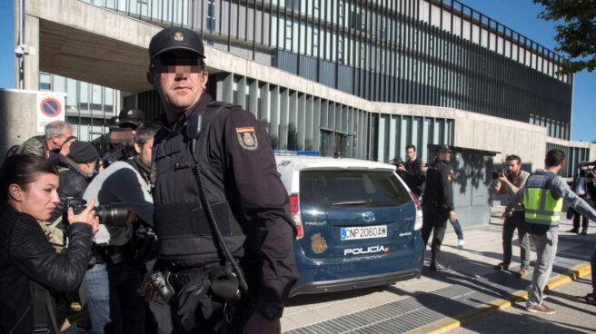 Furgón policial a la llegada a unos juzgados.