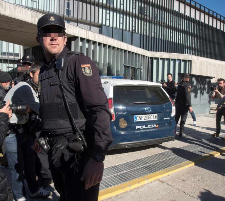 Cuatro años y nueve meses por grabar desnuda en la ducha a la hija de su mujer