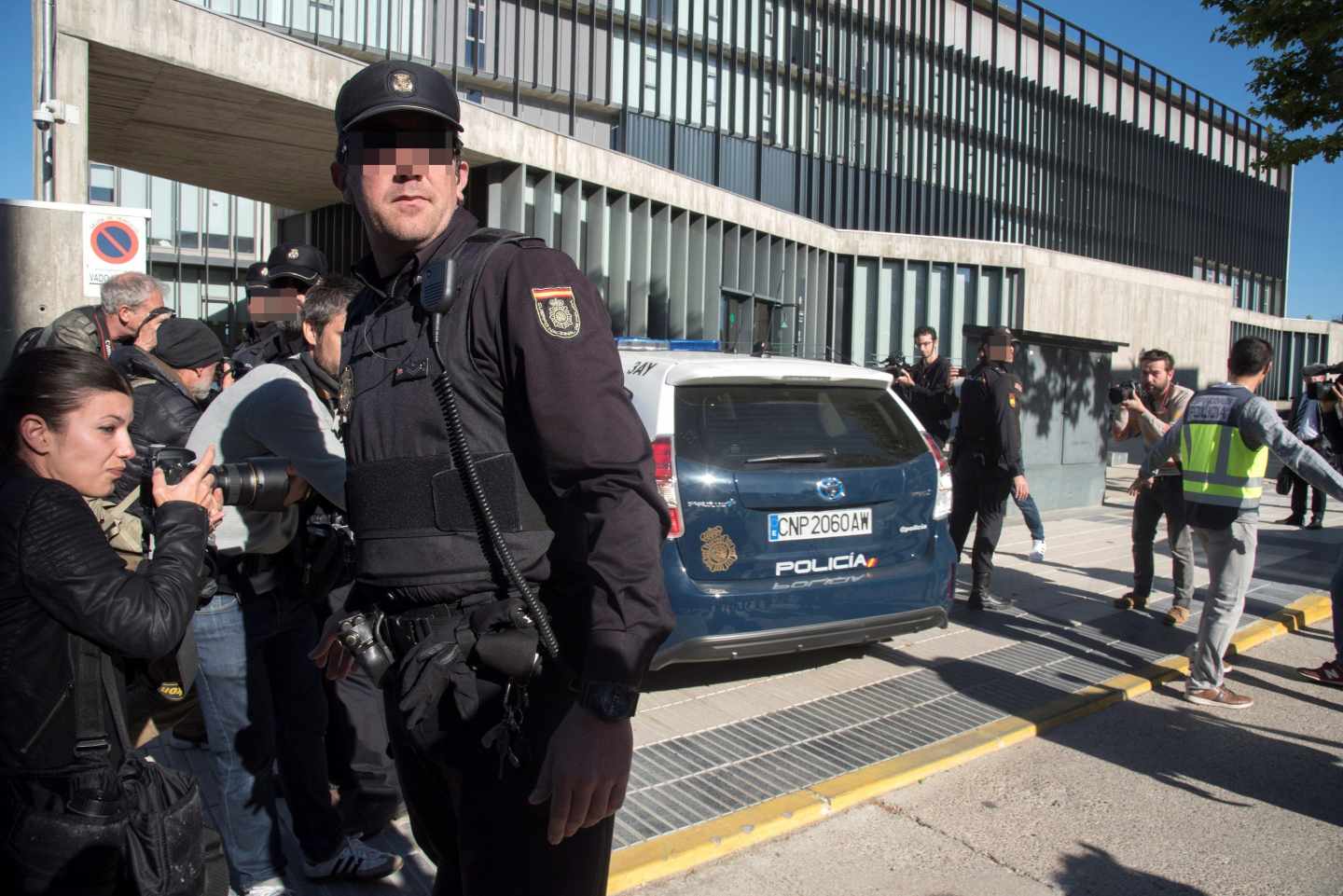 Furgón policial a la llegada a unos juzgados.