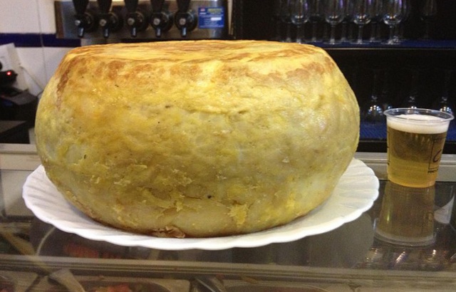 Tortilla de patatas española gigante de la taberna Bar Santos, en Córdoba