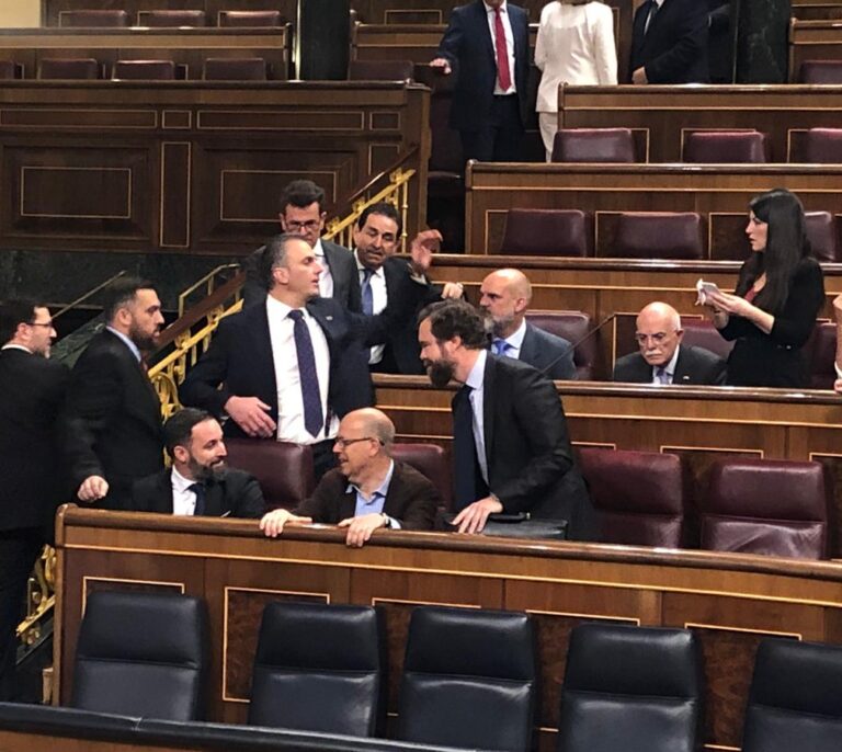 Los diputados de Vox 'madrugan' y se sientan detrás de Pedro Sánchez