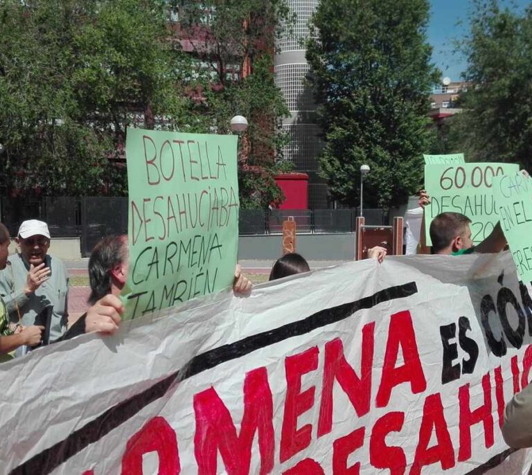 Una concentración de 200 vecinos paraliza un desahucio en Premiá de Mar, Barcelona