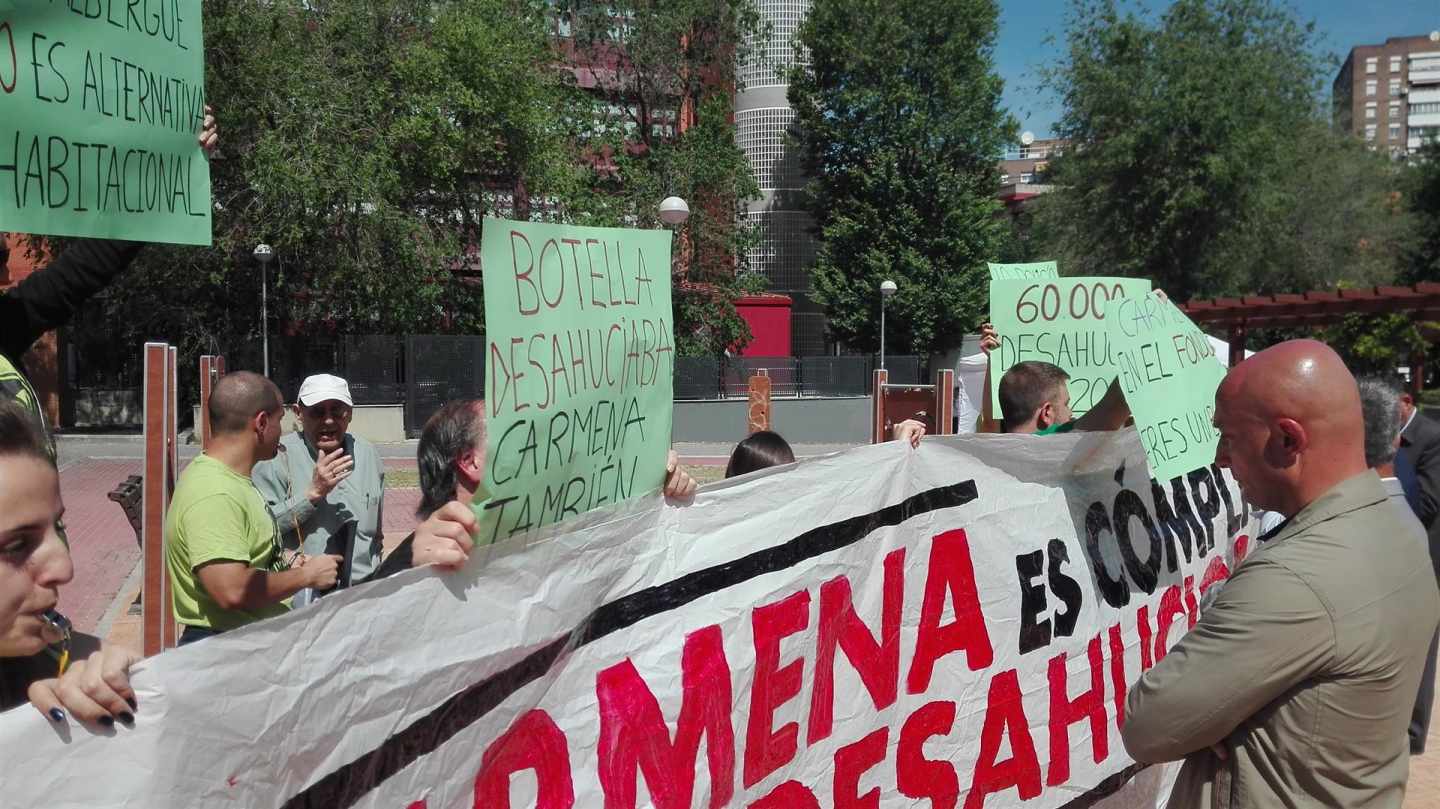 Activistas de Stop Desahucios irrumpen en un acto de Manuela Carmena en Madrid