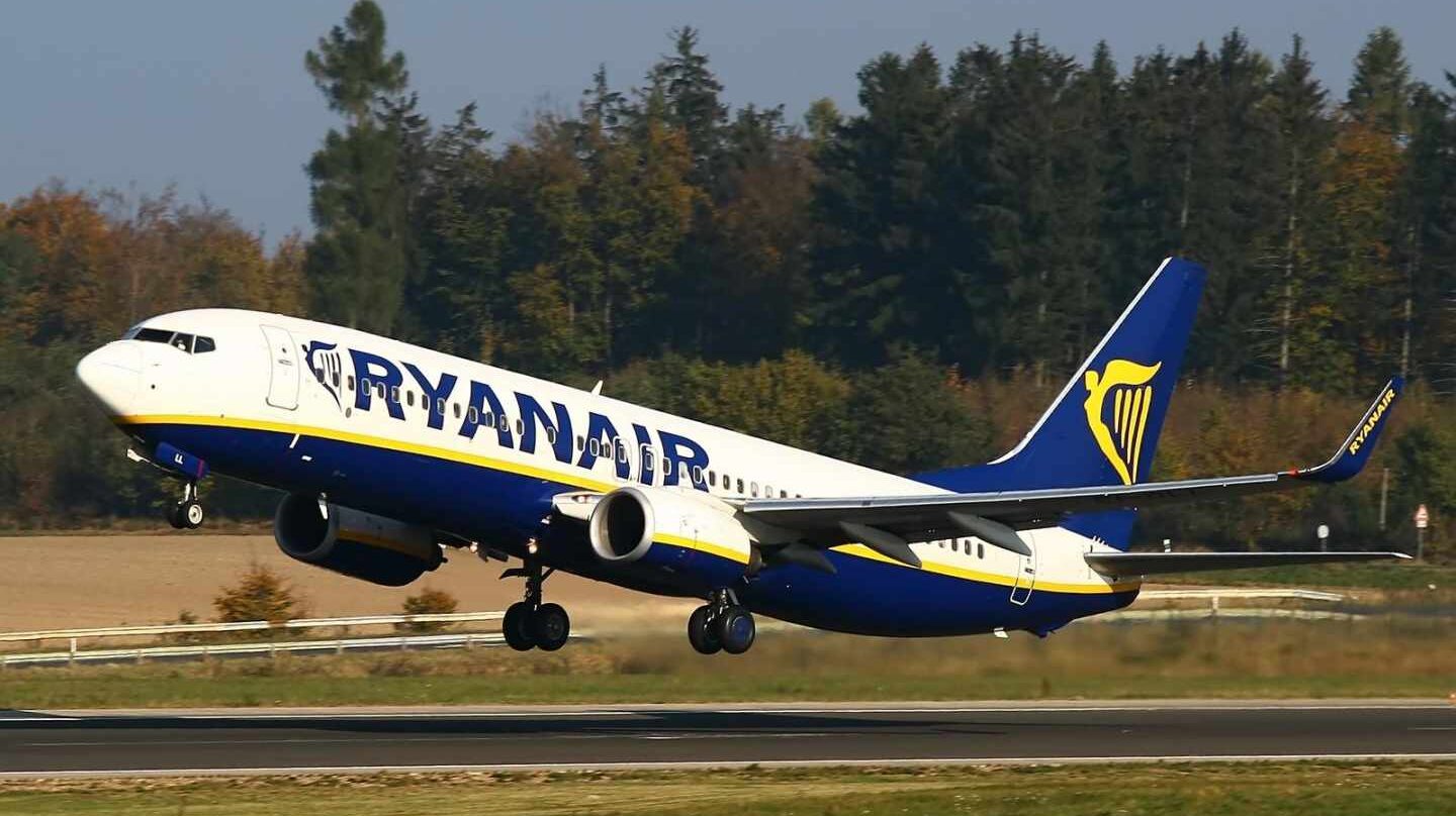 Ryanair recorta un 29% su beneficio por el aumento de los costes.