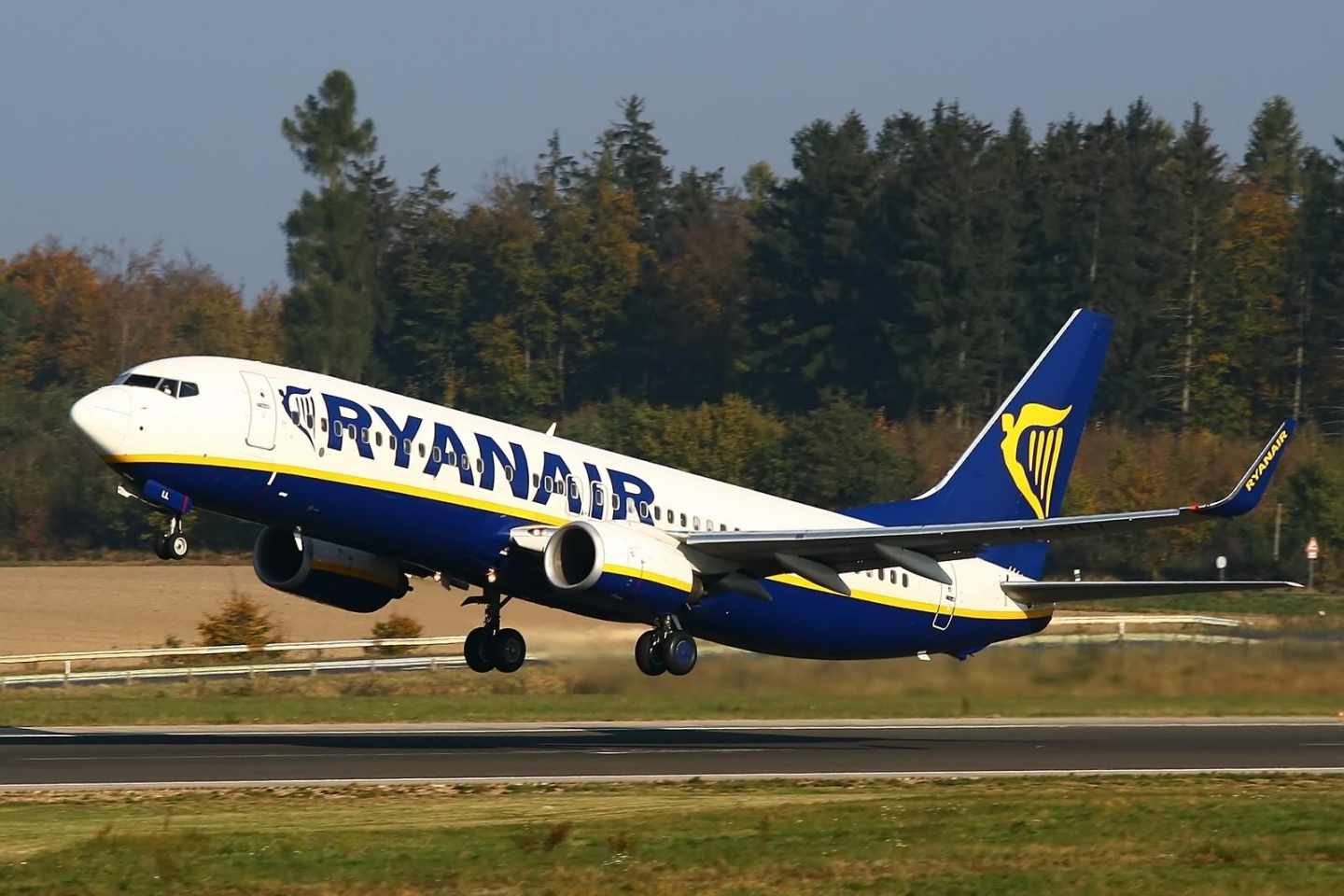 Ryanair recorta un 29% su beneficio por el aumento de los costes.