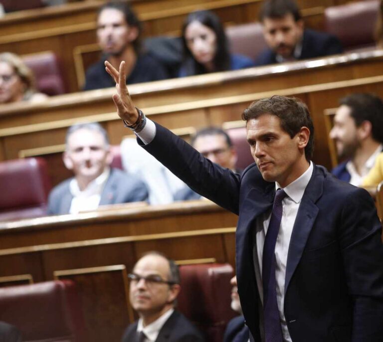 Rivera desdibuja a Casado como líder de la oposición el primer día de legislatura