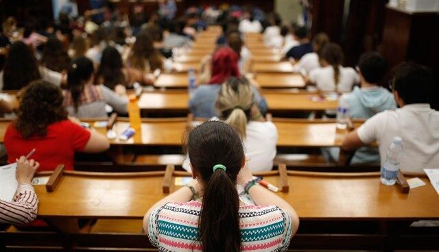 Alumnos durante una prueba de acceso a la universidad.