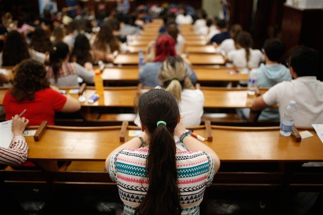 Alumnos durante una prueba de acceso a la universidad.