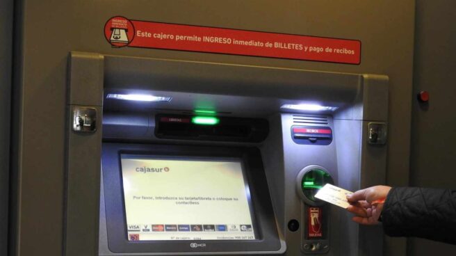En junio coinciden las comisiones mensuales, trimestrales y semestrales. Un cajero automático.