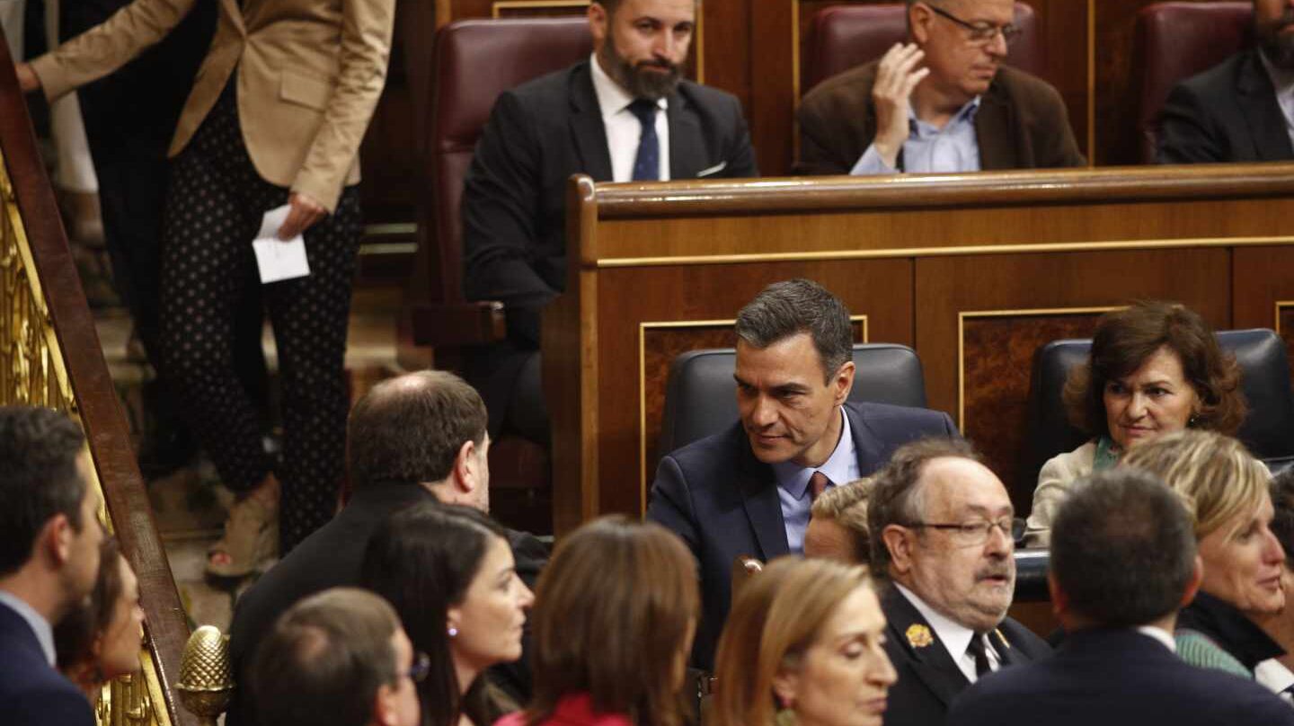 Breve saludo entre Pedro Sánchez y Oriol Junqueras