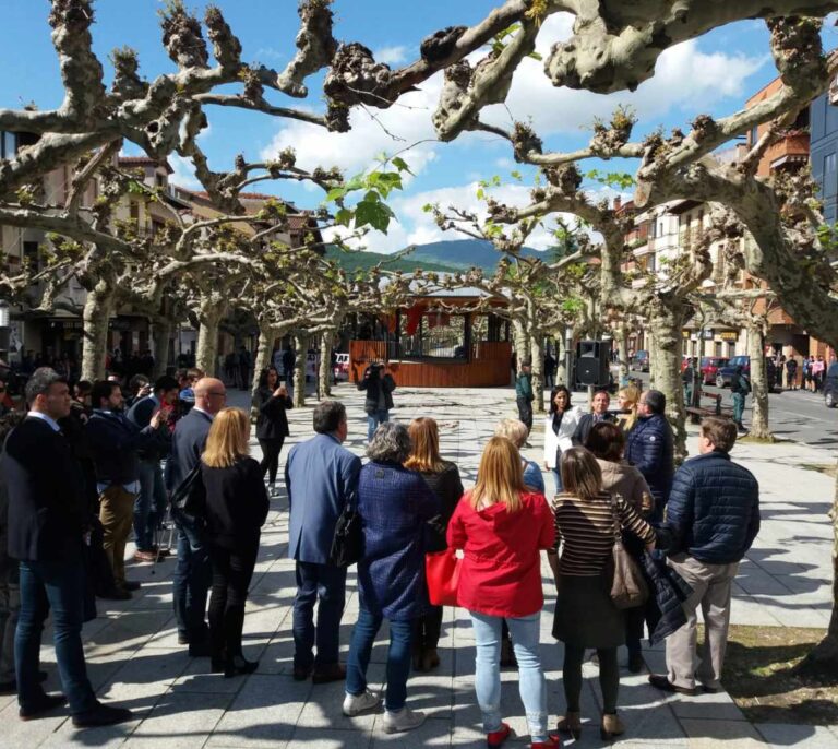 Encapuchados, estiércol e insultos y votantes 'fantasma' para recibir Álvarez de Toledo en Etxarri-Aranatz