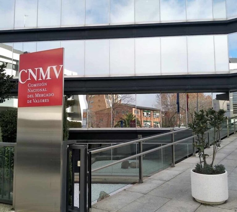 La CNMV sanciona a Gotham por manipulación de mercado y a Grifols por defectos en sus cuentas