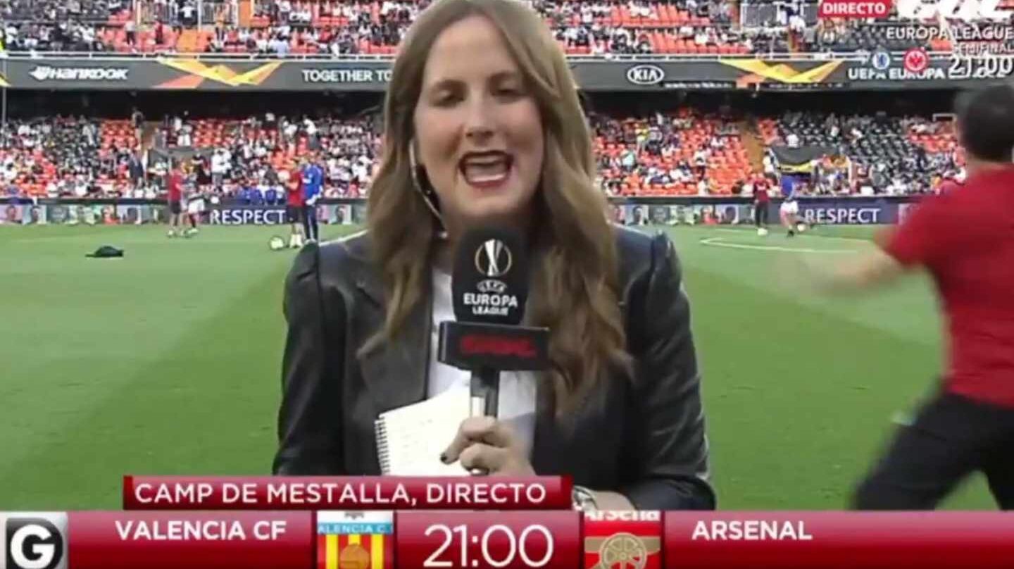 La periodista Mónica Benavent durante la retransmisión.